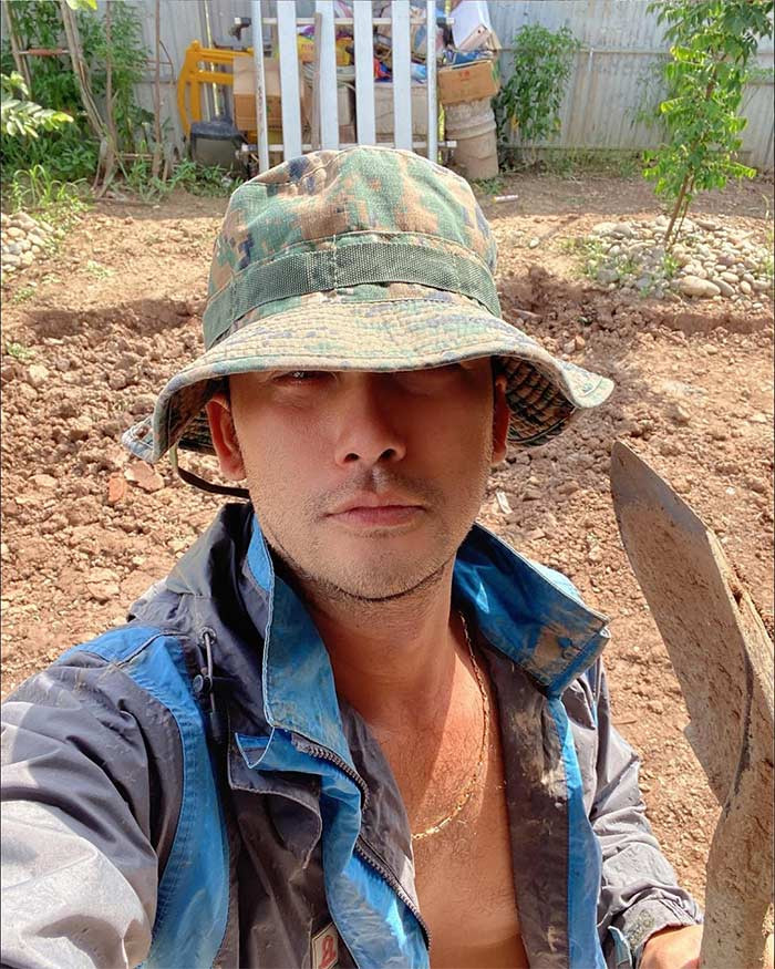 Theo chia sẻ của Bảo Anh, ngoài đời anh là người lập dị, sống khép kín, không thích nhậu nhẹt tụ tập bạn bè.