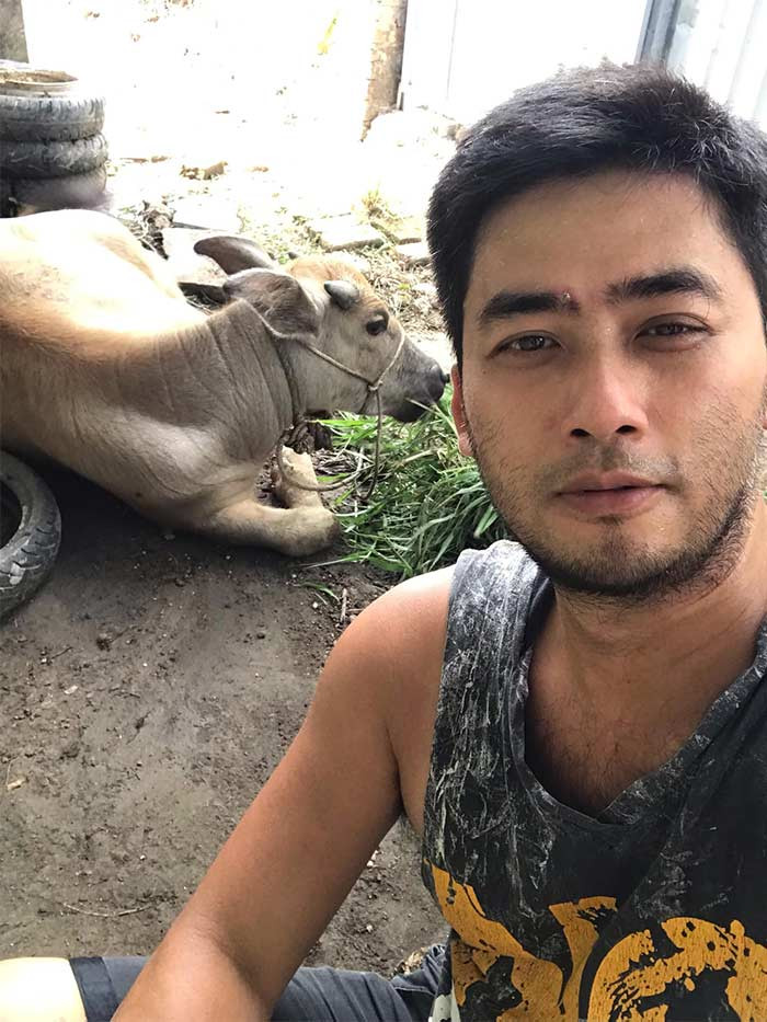 Nam diễn viên sinh năm 1981 tự tay đóng đồ gỗ cho gia đình, tự làm chuồng nuôi gà, trồng rau, cây ăn quả...