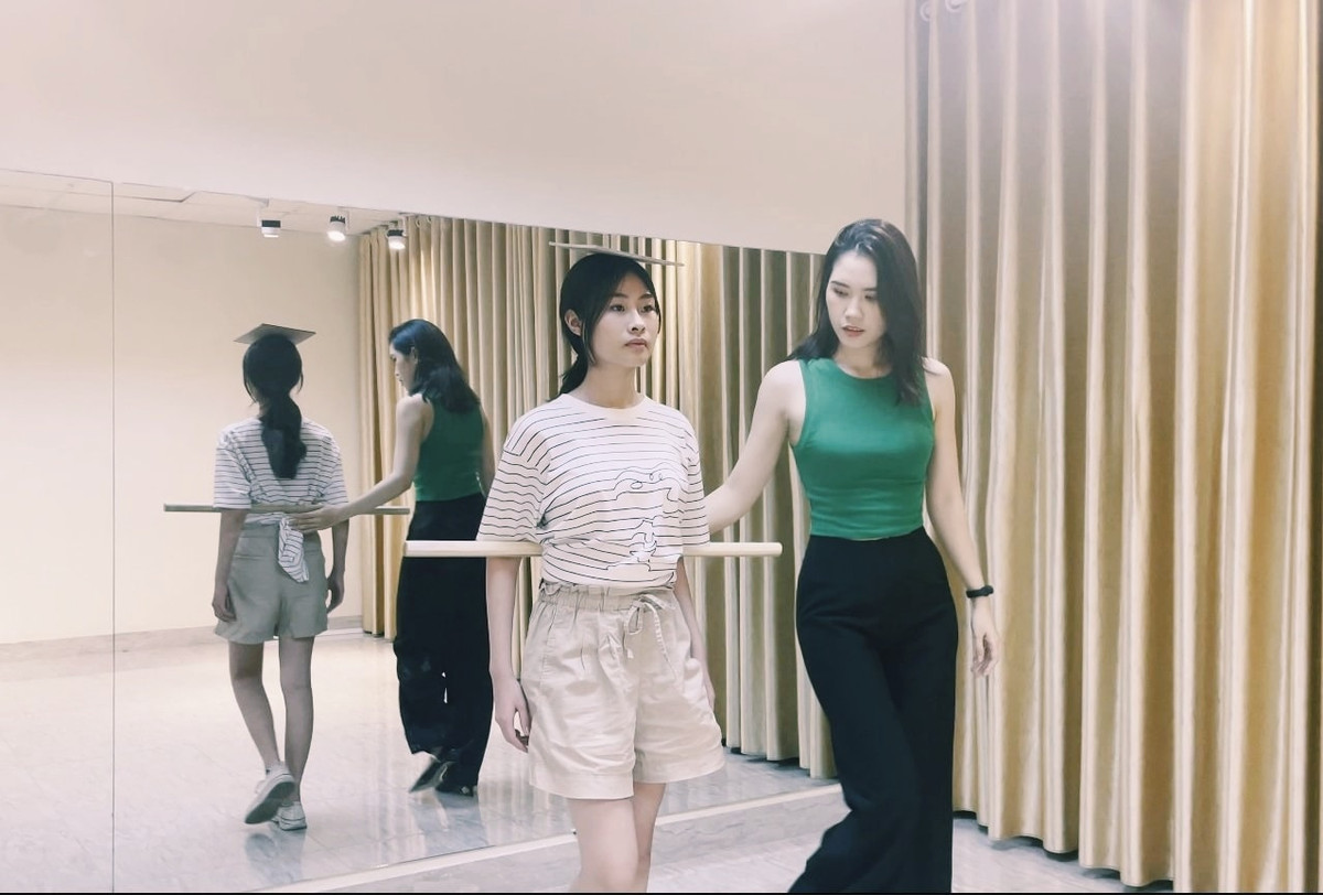 Bà xã Minh Tiệp nổi tiếng xinh đẹp, từng lọt top 10 Hoa hậu Việt Nam 2010. Cô hiện đóng vai trò giám đốc công ty đào tạo người mẫu của gia đình.