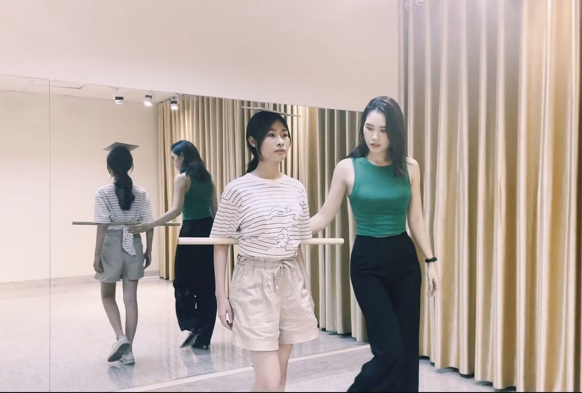 Bà xã Minh Tiệp nổi tiếng xinh đẹp, từng lọt top 10 Hoa hậu Việt Nam 2010. Cô hiện đóng vai trò giám đốc công ty đào tạo người mẫu của gia đình.