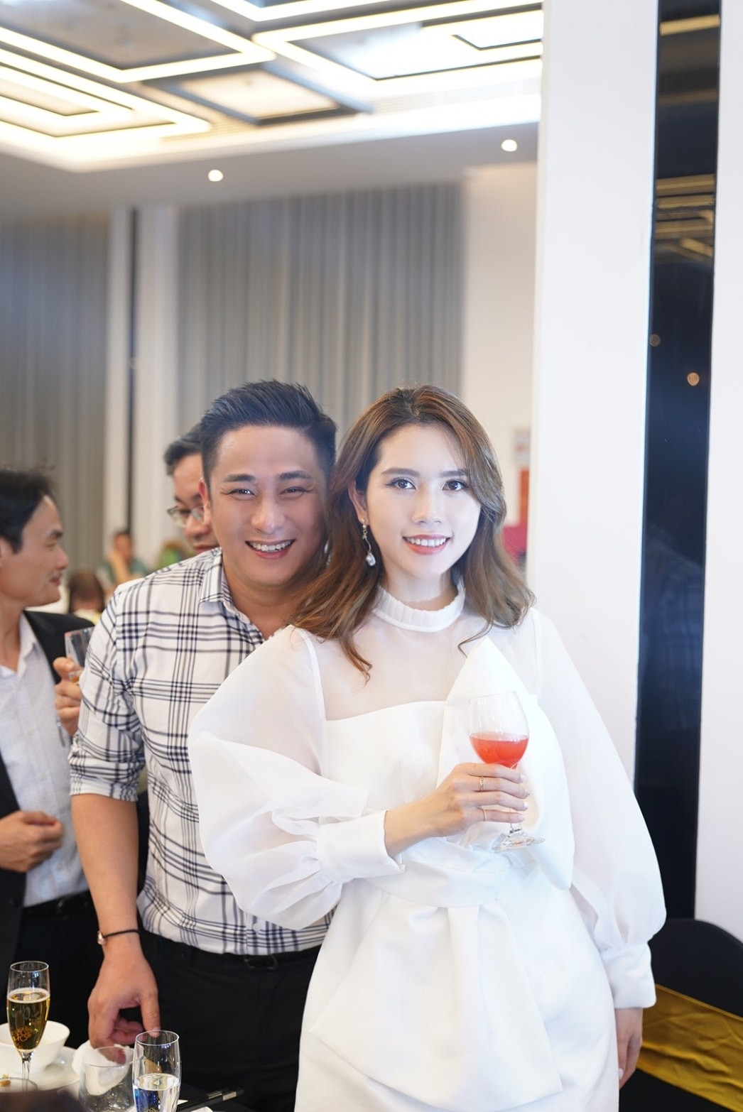 Hơn thế nữa, Minh Tiệp còn tiết lộ: "Được vợ thỉnh thoảng bế đi ngủ nhỡ lúc uống quá đà (vợ rất khỏe), thỉnh thoảng vợ bón (khi ốm) và dỗ dành (khi stress), rồi còn làm nhiều cái khác hay ho nữa...".