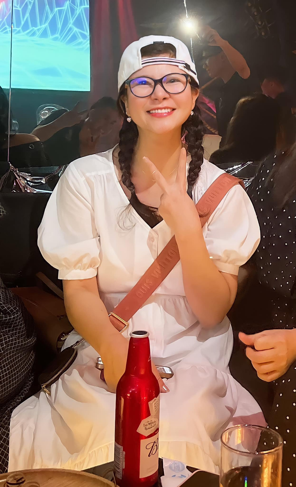 Phong cách trẻ trung từ mái tóc đến trang phục giúp nữ nghệ sĩ "hack tuổi" hiệu quả.