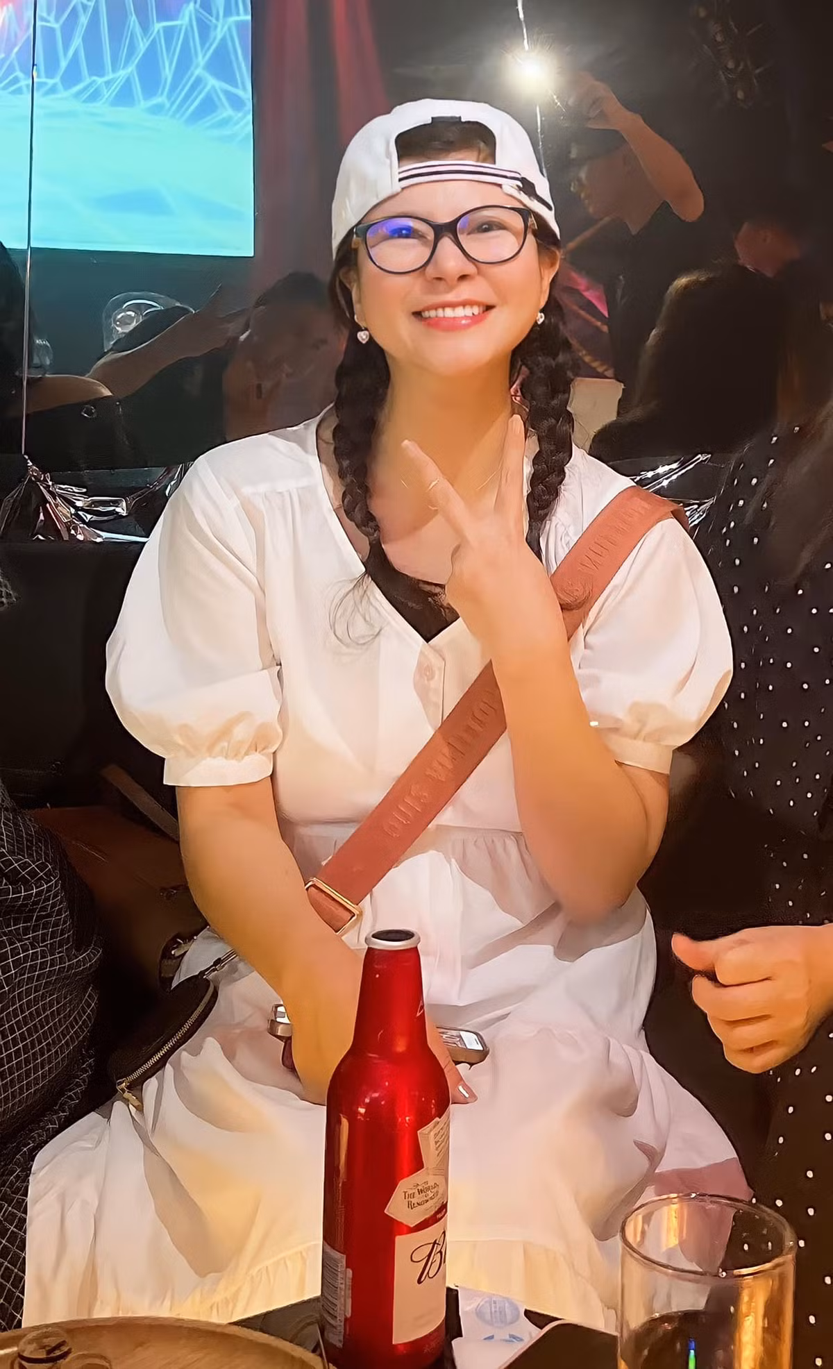 Phong cách trẻ trung từ mái tóc đến trang phục giúp nữ nghệ sĩ "hack tuổi" hiệu quả.