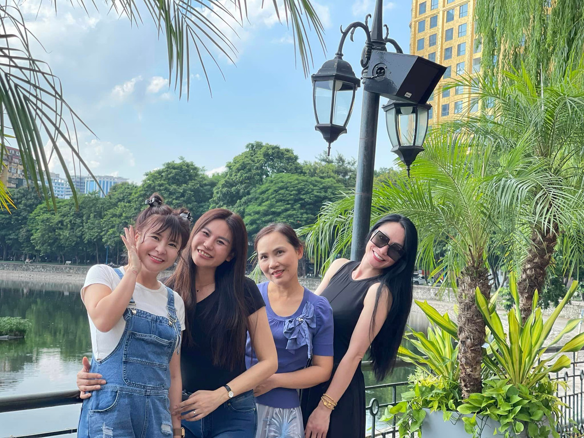 NSƯT Kim Oanh như "gái 18" với kiểu búi tóc hai bên, áo phông quần yếm khi đi chơi cùng các đồng nghiệp.