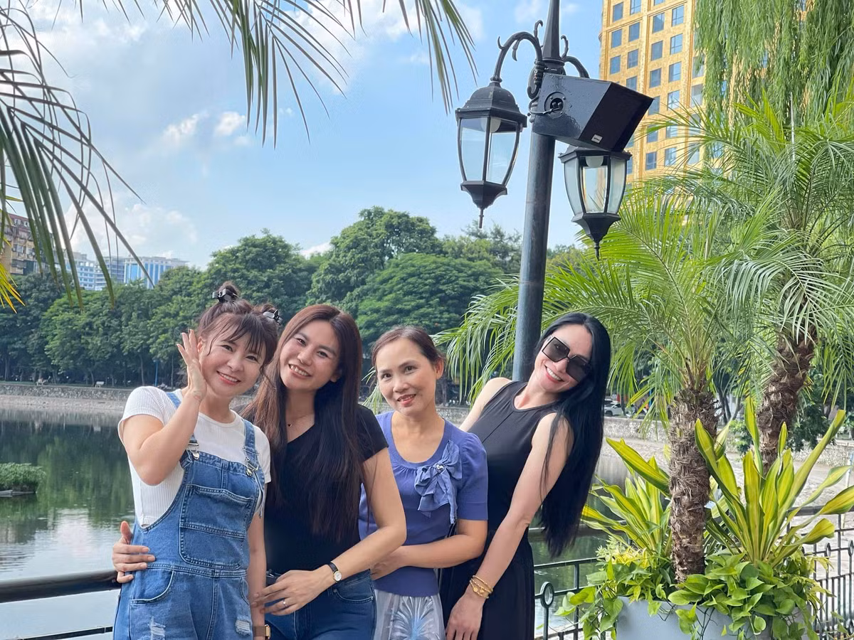 NSƯT Kim Oanh như "gái 18" với kiểu búi tóc hai bên, áo phông quần yếm khi đi chơi cùng các đồng nghiệp.