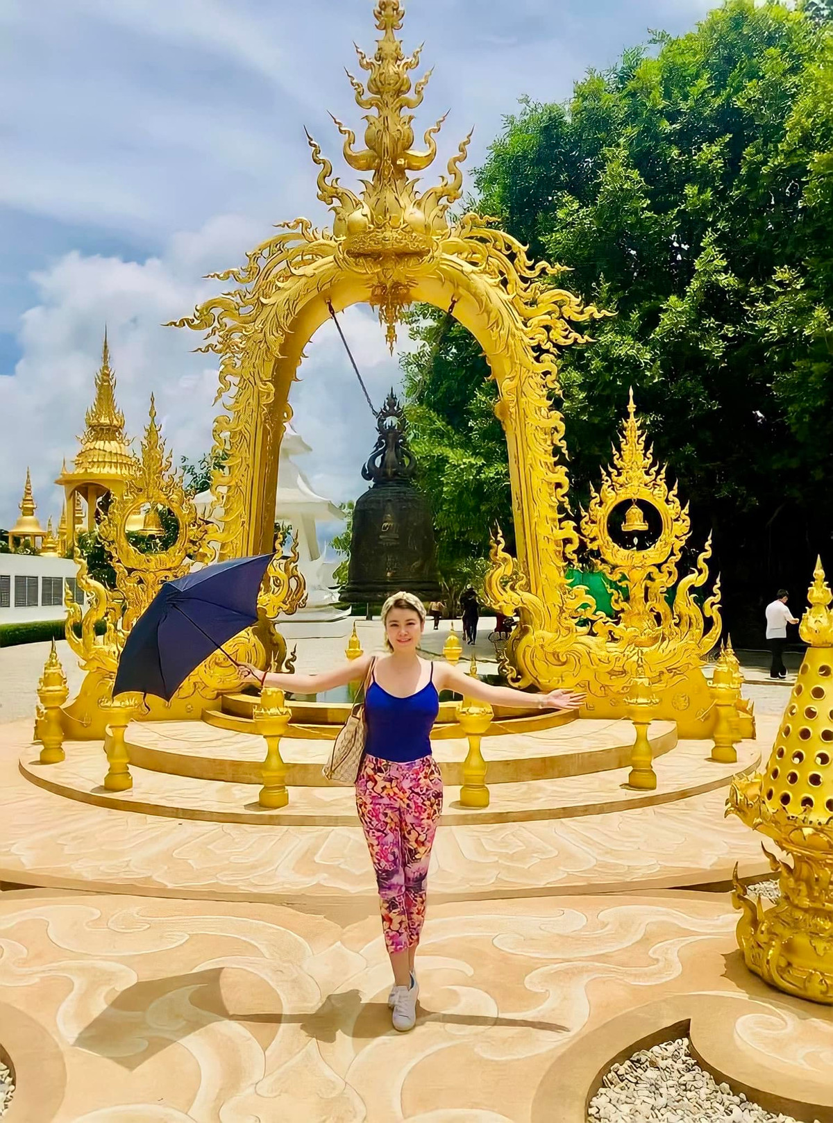 Kim Oanh còn chuộng phong cách gợi cảm làm tôn lên các đường cong của cơ thể.