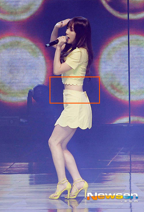 Taeyeon (SNSD) phải vội vàng may bé lại phần cạp chân váy cho vừa vặn với vòng eo con kiến, để tránh gặp sự cố trên sân khấu. Ảnh: Newsen.