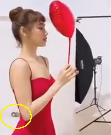 Nhã Phương từng có thời điểm để lộ thân hình gầy gò đáng lo ngại với vòng eo bé xíu. Nữ diễn viên không ít lần gặp rắc rối với trang phục chỉ vì vòng hai quá nhỏ. Ảnh cắt clip.