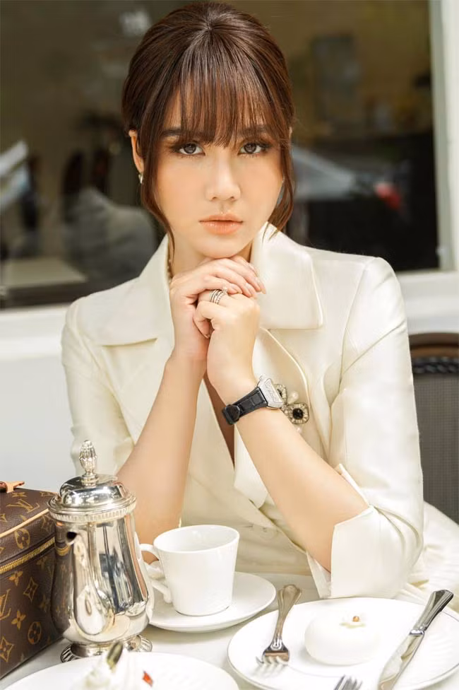 Là một trong những hot girl đời đầu, Phan Minh Huyền ( Huyền Lizzie) nhận được nhiều sự yêu mến nhờ khuôn mặt xinh xắn đáng yêu. Cô từng là gương mặt quen thuộc trên các tạp chí thời trang và tham gia khá nhiều phim truyền hình.