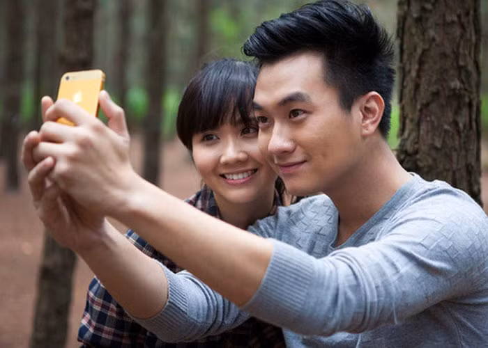 Phan Minh Huyền đóng phim "Trái tim có nắng" cùng diễn viên Anh Tuấn. Lúc đó nữ diễn viên vẫn chưa thẩm mỹ mũi nên đầu mũi cô vẫn tròn và sống mũi không cao. (Ảnh: VTV)