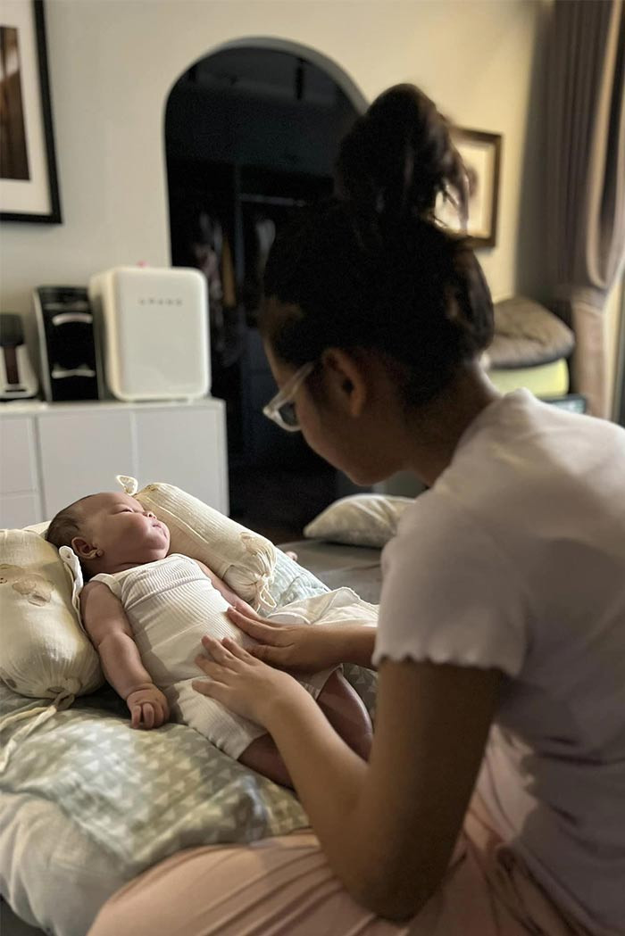 Con gái lớn trông em giúp mẹ.