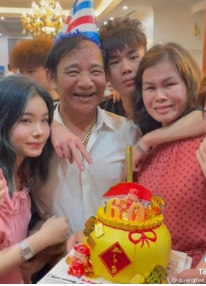 Ở tuổi 60, NSƯT Quang Tèo tận hưởng cuộc sống viên mãn, chuẩn đại gia bên vợ và hai con trong cơ ngơi hoành tráng. Ảnh: TikTok.