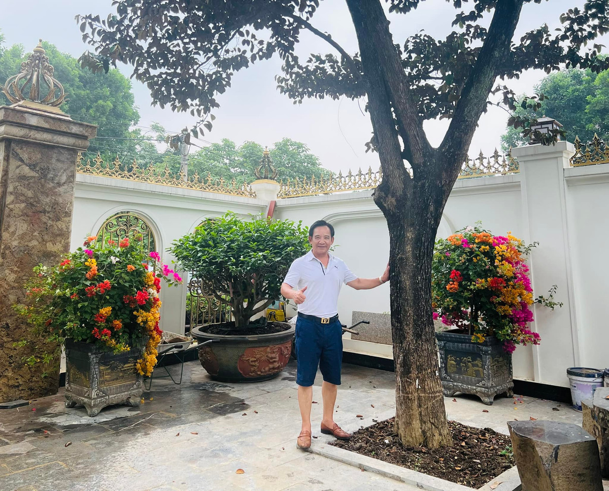 Anh chia sẻ: "Nhà chả có gì ngoài hoa".