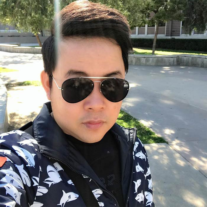 "Nếu ước lượng con số thấp nhất ở thị trường hải ngoại thì mỗi tháng tôi kiếm ít nhất 40.000 USD (hơn 927 triệu đồng). Đó là cát sê của những ngôi sao như tôi, như Lệ Quyên", Quang Lê từng chia sẻ.