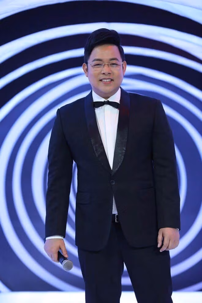 Không chỉ đắt show ca hát, ca sĩ Quang Lê còn nhận nhiều lời mời làm giám khảo các chương trình gameshow.