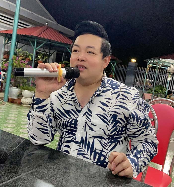 Trong căn nhà tại Mỹ, Quang Lê sắm cho mình dàn máy chiếu phim trị giá 30.000 USD và dàn máy nghe nhạc xịn xò, nhưng anh ít khi dùng đến.