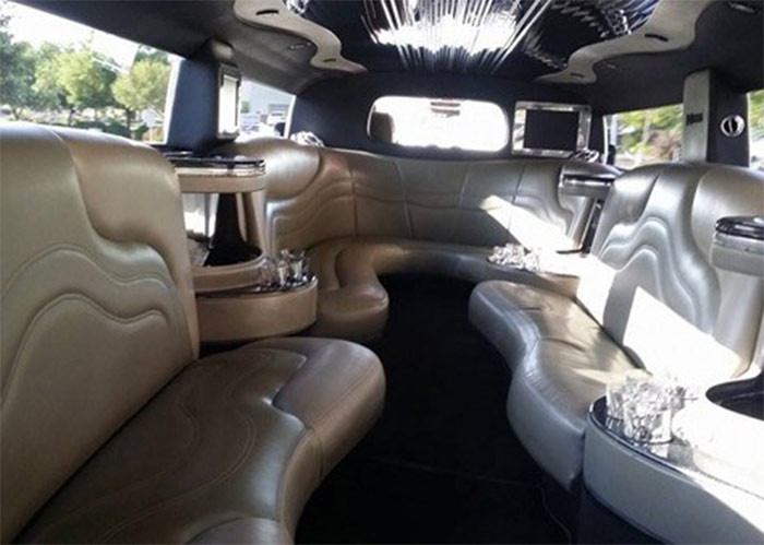 Anh còn là chủ nhân của chiếc Limousine, Lexus hạng sang.