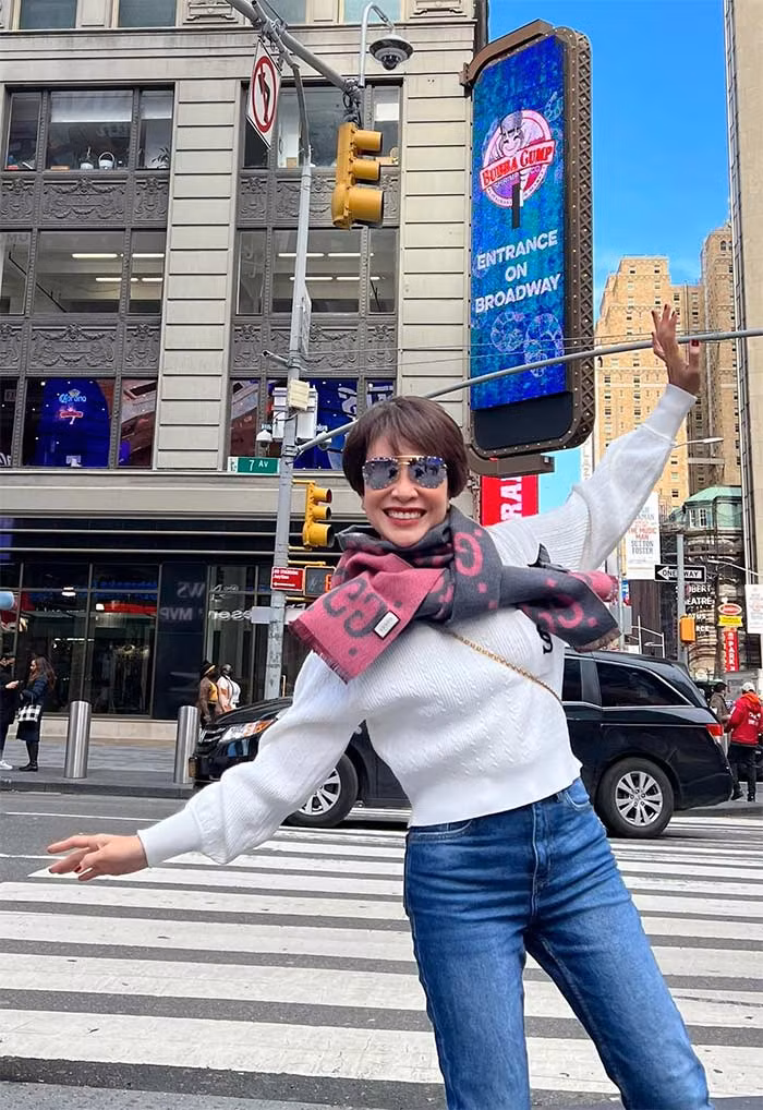 Uyên Linh chia sẻ, cô cảm thấy hài lòng với cuộc sống hiện tại. Khi có thời gian rảnh, cô lại đi du lịch cùng bạn bè, gia đình.