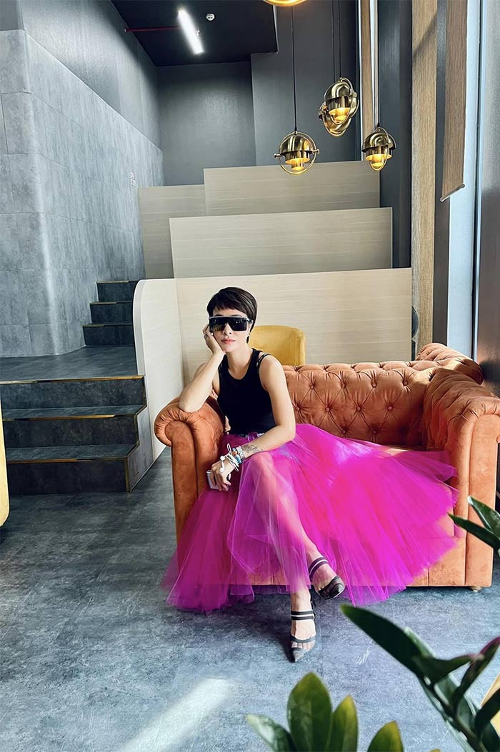 Style đời thường lẫn sân khấu của giọng ca "Chỉ là giấc mơ" gợi cảm và bắt mắt hơn.