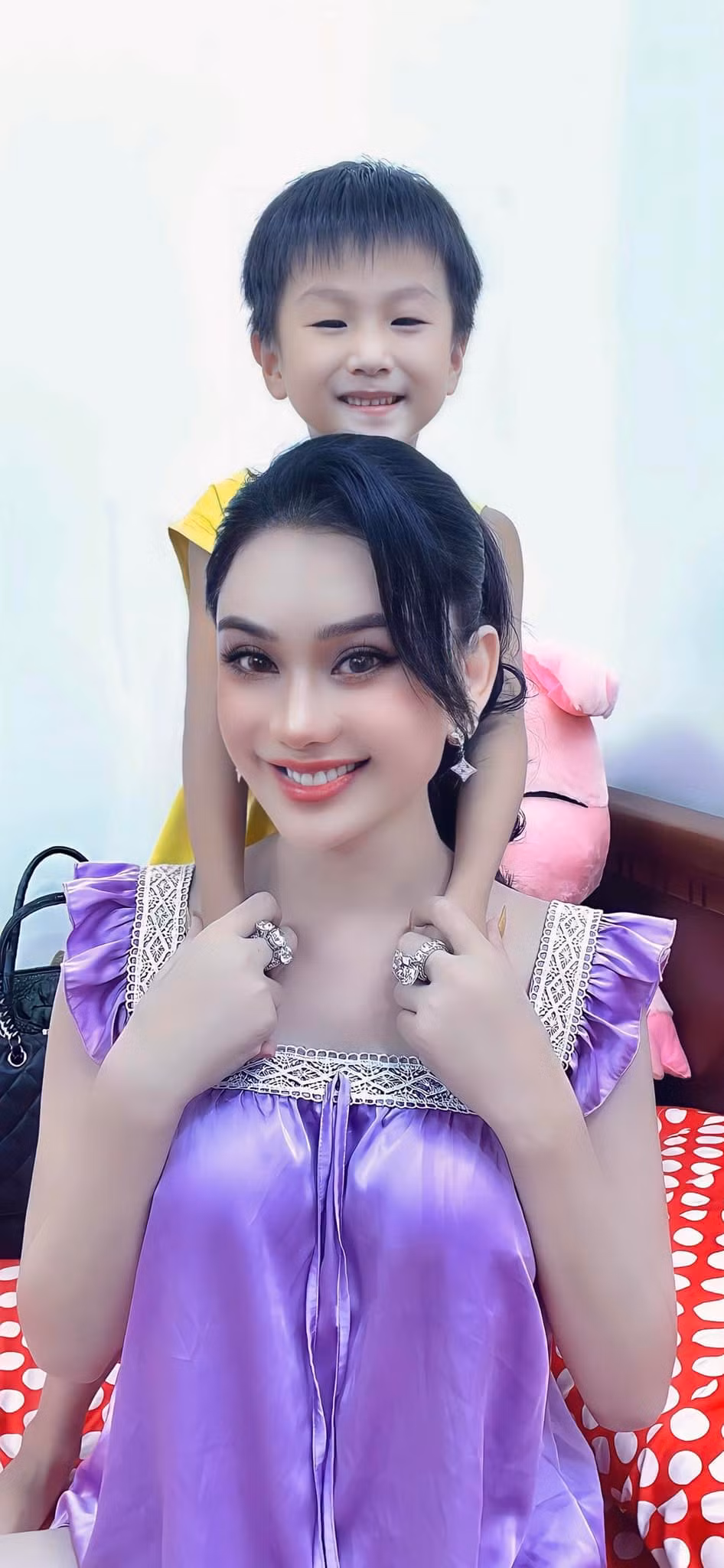 Sau biến cố hôn nhân, mỹ nhân chuyển giới tận hưởng cuộc sống bình yên bên con trai Thiên Long. Cậu bé được sinh ra nhờ phương pháp mang thai hộ.