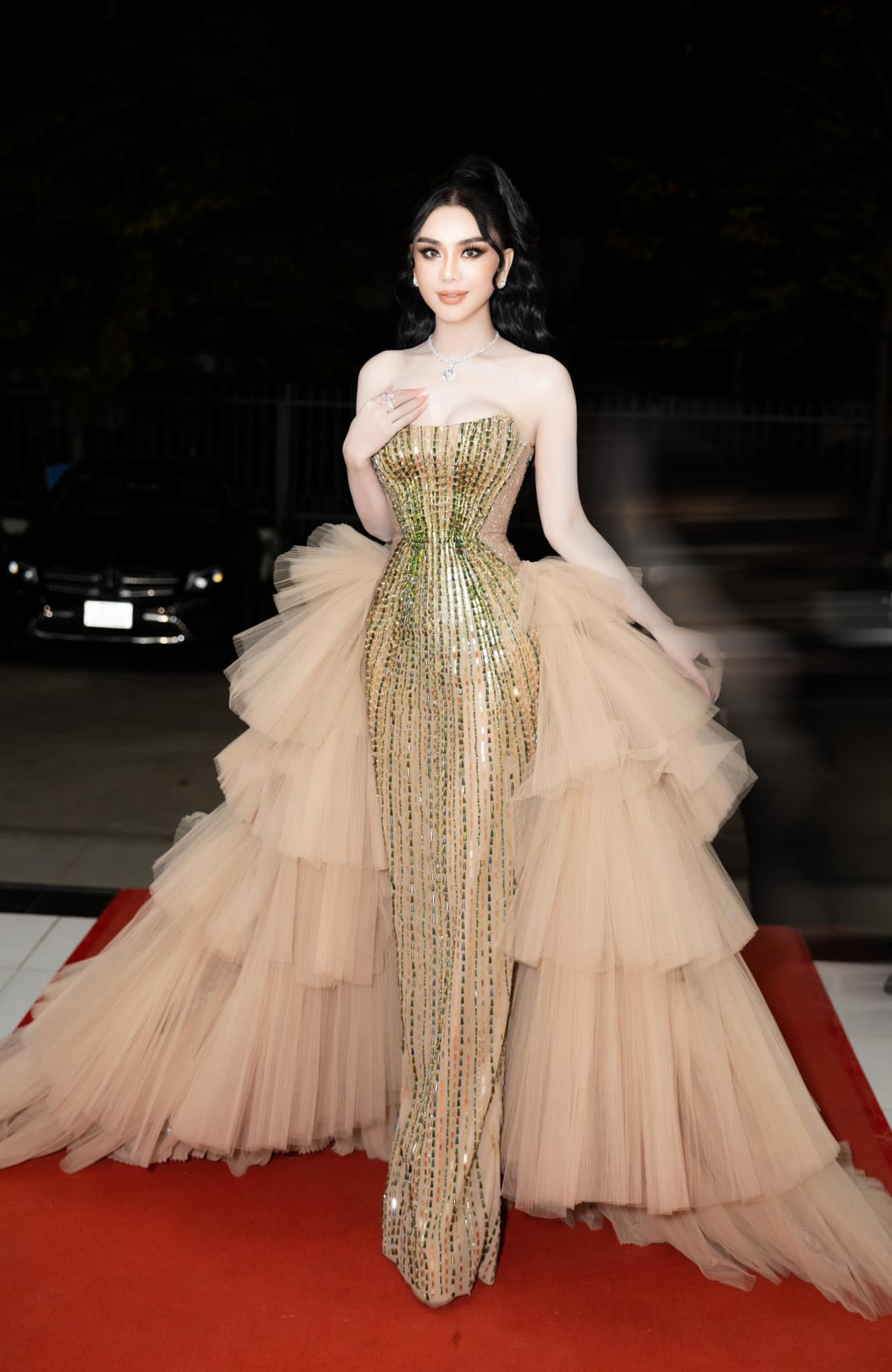 Để bản thân ngày càng xinh đẹp và hoàn hảo, ngoài chịu chi số tiền lớn cho phẫu thuật thẩm mỹ, Lâm Khánh Chi còn từng trải qua không ít đau đớn.