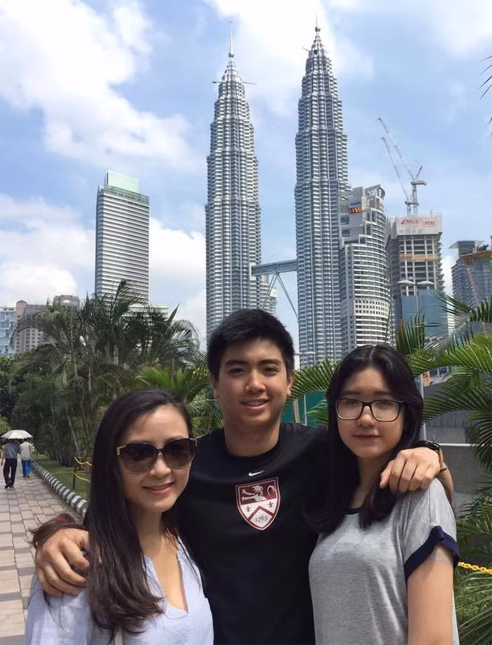 Hiện ba con của Khánh Huyền đã lớn, Khánh Huyền cũng đã bước qua ngưỡng 50, nhưng nhìn cô vẫn rất trẻ trung, xinh đẹp.