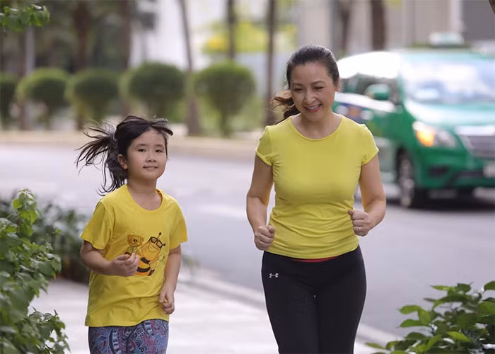 Khi cuộc hôn nhân đầu tan vỡ, sau ly hôn chồng 1 năm, Khánh Huyền quen người chồng hiện tại. Sau đó cô đã Nam tiến để xây dựng hạnh phúc mới.