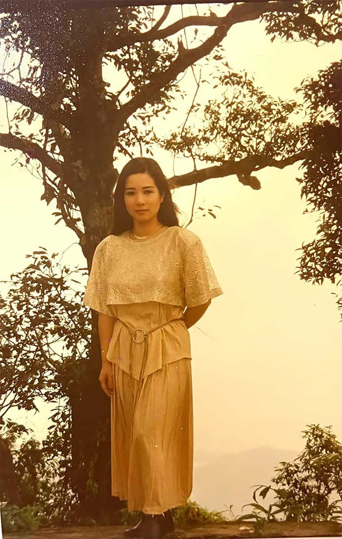 Nữ nghệ sĩ sinh năm 1969 sở hữu khuôn mặt đẹp nhưng ánh mắt đượm buồn.