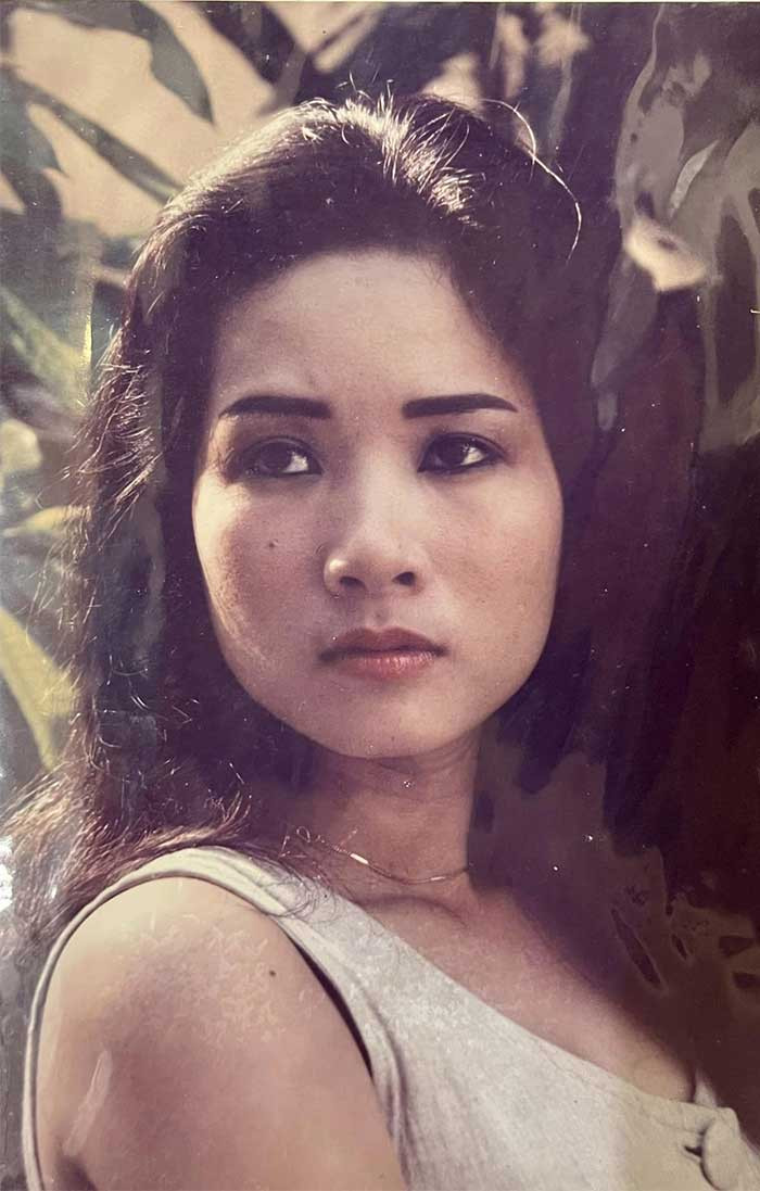 Sau khi kết hôn với người chồng đầu, nghệ sĩ đàn bầu Anh Tú, để giành thời gian cho gia đình, Thanh Thanh Hiền đã giã từ sân khấu cải lương chuyển sang đóng hài với Xuân Hinh và làm ca sĩ.