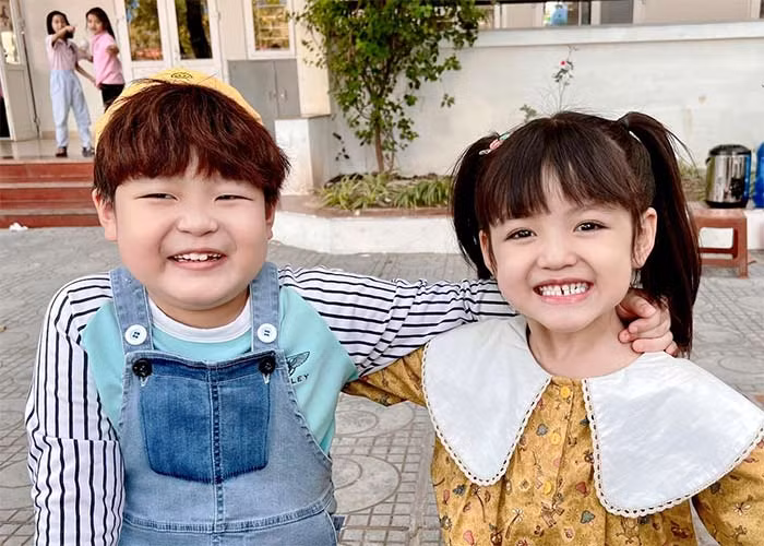 Thời gian gần đây, bé Tuấn Phong liên tiếp nhận được lời mời đóng phim và ở vai diễn nào, cậu bé cũng gây thiện cảm với khán giả.