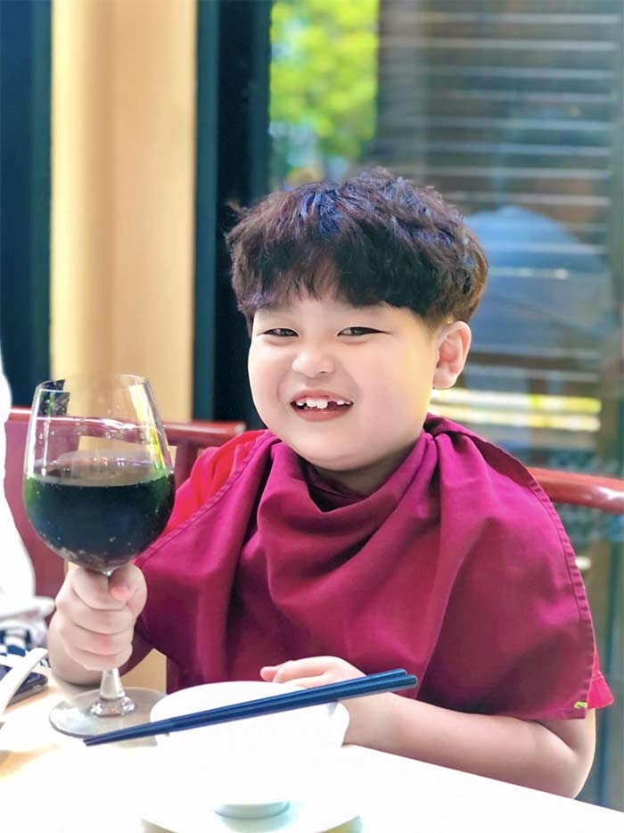 Tuấn Phong bén duyên với nghệ thuật từ khi mới 3 tuổi và được mẹ cho tham gia CLB về diễn xuất từ sớm.