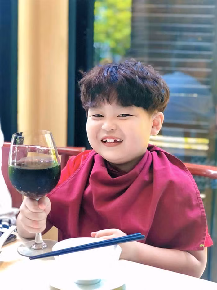 Tuấn Phong bén duyên với nghệ thuật từ khi mới 3 tuổi và được mẹ cho tham gia CLB về diễn xuất từ sớm.