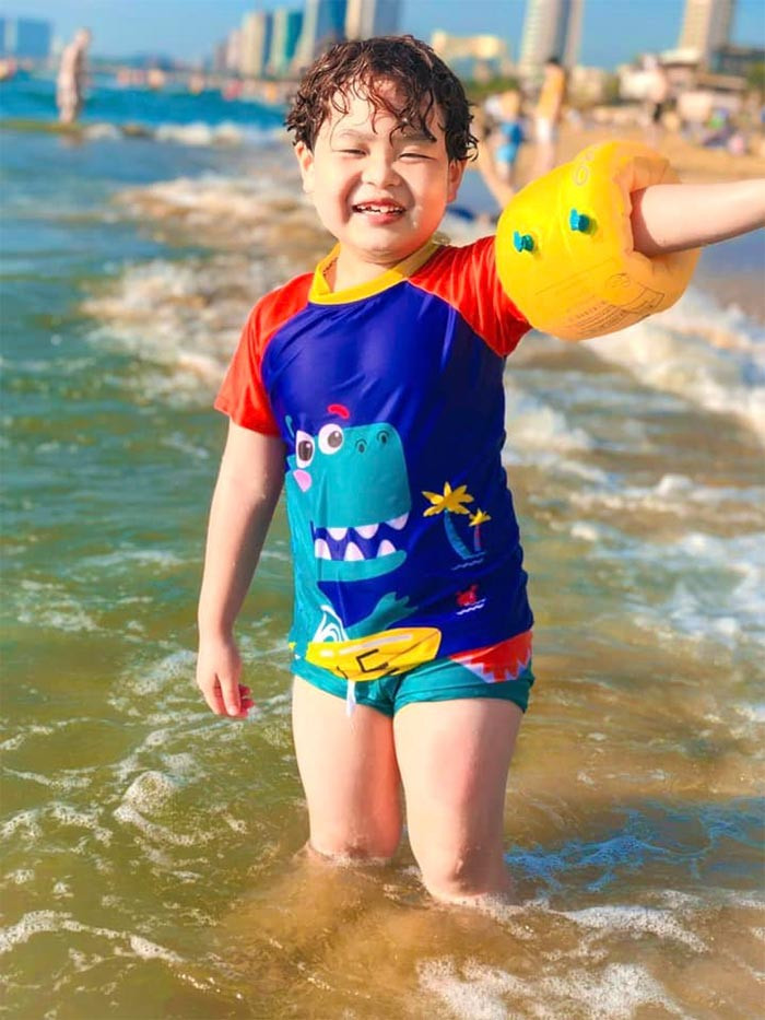 Mái tóc xoăn, nụ cười híp mắt, khuôn mặt tròn, thân hình mũm mĩm, Tuấn Phong luôn xuất hiện đáng yêu mọi lúc, mọi nơi.