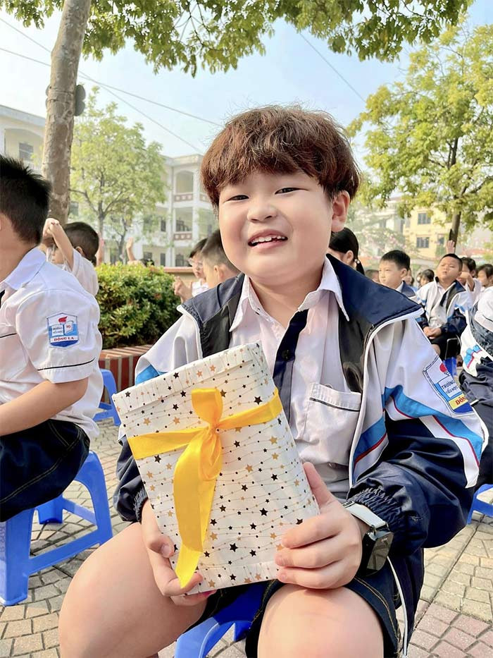 Ngoài diễn xuất, cậu bé 7 tuổi còn đắt hàng làm mẫu nhí cho nhiều nhãn hàng thời trang trẻ em.