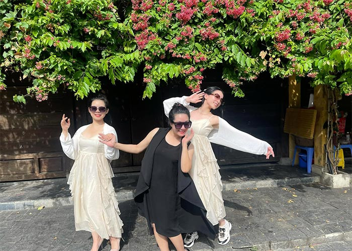 Vốn là người tự chủ về kinh tế nên khi chia tay Chế Phong, Thanh Thanh Hiền không gặp khó khăn về tài chính. Cô vẫn đủ sức lo cho hai con gái ăn học đàng hoàng, trong đó con gái lớn đang du học Mỹ.