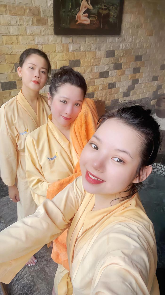 Thanh Thanh Hiền thường xuyên khoe những khoảnh khắc vui vẻ bên bạn bè và hai con gái trên trang cá nhân.