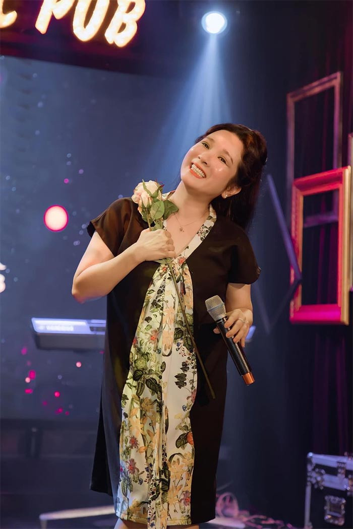 Ở tuổi 53, vóc dáng có đẫy đà chút ít nhưng khuôn mặt của nữ ca sĩ vẫn trẻ trung, xinh đẹp như thuở nào.