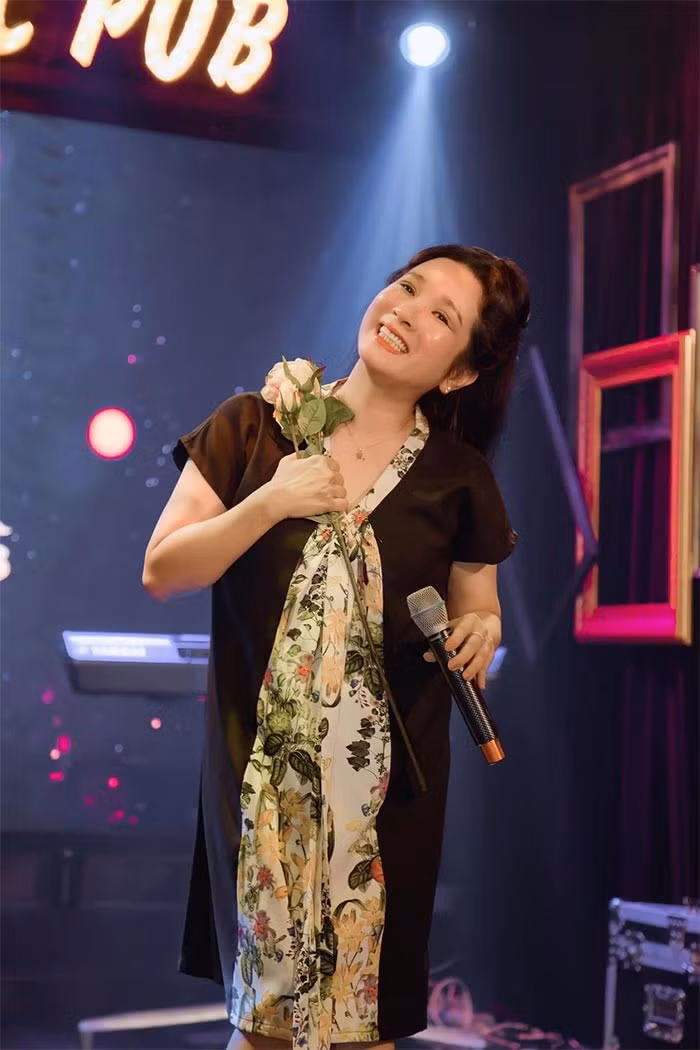 Ở tuổi 53, vóc dáng có đẫy đà chút ít nhưng khuôn mặt của nữ ca sĩ vẫn trẻ trung, xinh đẹp như thuở nào.