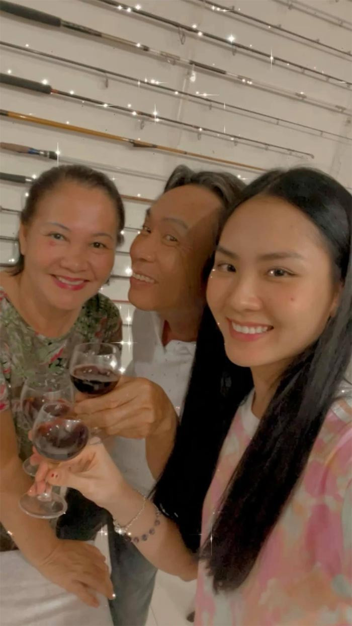 Đa số khi không dự sự kiện, Mai Phương thường để mặt mộc hoặc chỉ tô điểm chút ít mỗi khi ra ngoài.