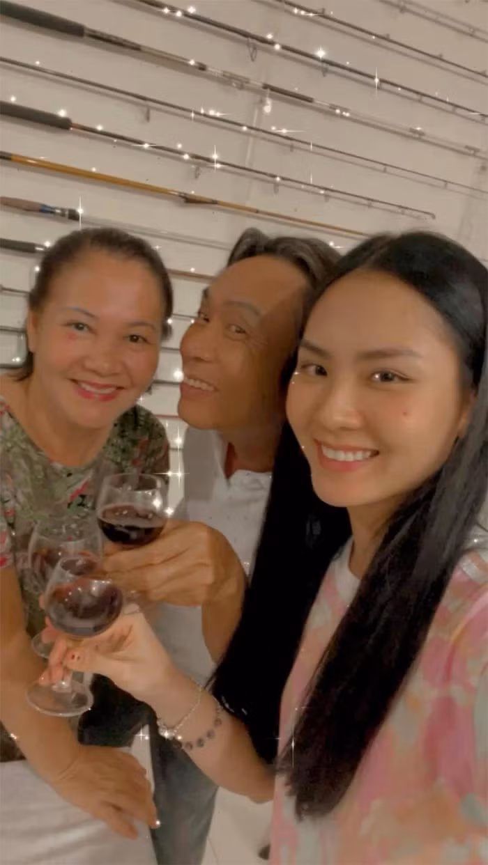 Đa số khi không dự sự kiện, Mai Phương thường để mặt mộc hoặc chỉ tô điểm chút ít mỗi khi ra ngoài.