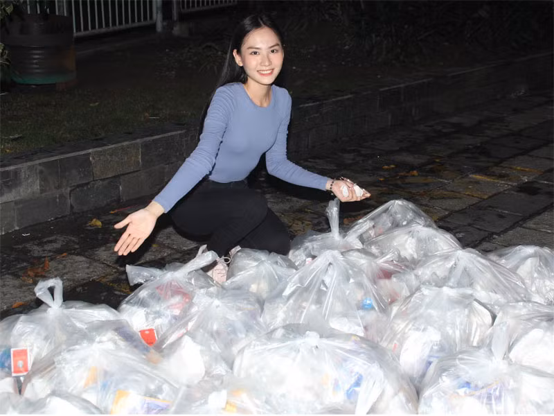 Người đẹp 23 tuổi thường xuyên tham gia các hoạt động từ thiện, giúp đỡ những người có hoàn cảnh khó khăn.