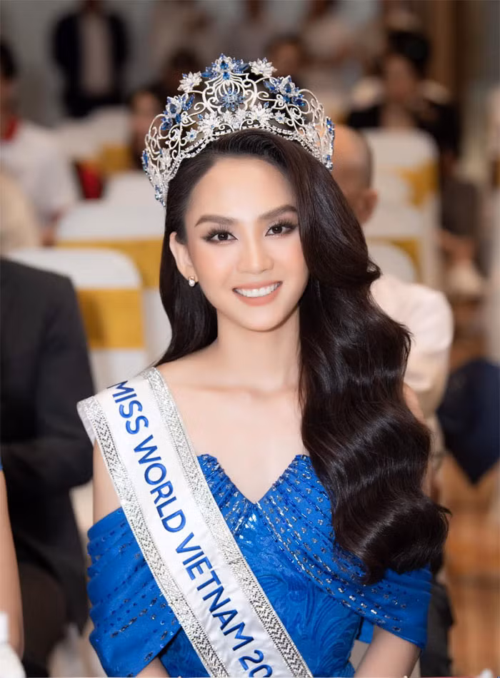 Huỳnh Nguyễn Mai Phương lên ngôi Hoa hậu Thế giới Việt Nam 2022 vào tối 12/8. Cô được đánh giá cao ở màn thi ứng xử khi trả lời lưu loát bằng tiếng Anh.