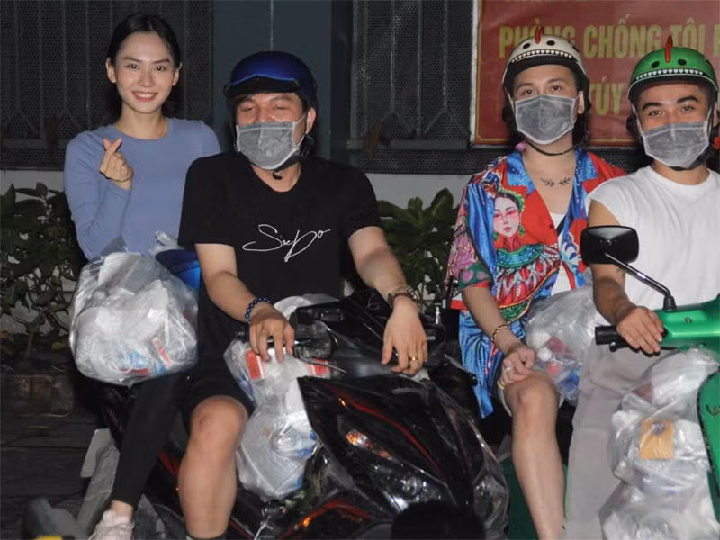 Khuôn mặt mộc bừng sáng của Mai Phương khi cùng bạn bè đi làm thiện nguyện.