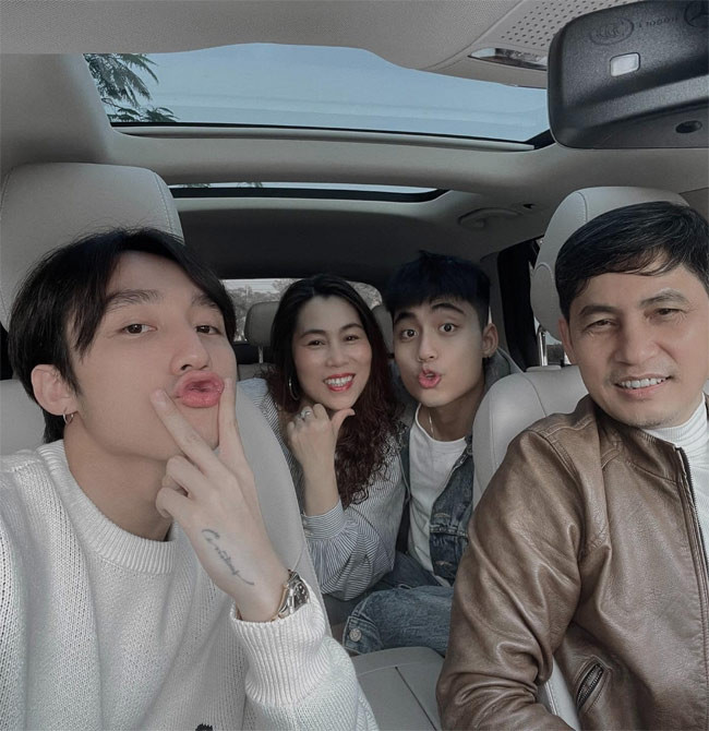 Việt Hoàng cùng bố mẹ và anh trai Sơn Tùng trong một chuyến đi chơi.