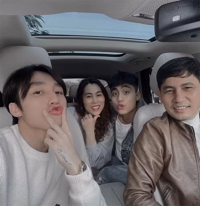 Việt Hoàng cùng bố mẹ và anh trai Sơn Tùng trong một chuyến đi chơi.