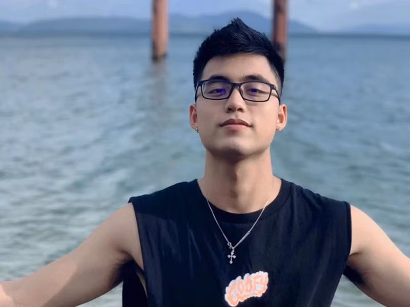 Nguyễn Việt Hoàng sinh năm 2000. Anh chàng gây chú ý mạng xã hội mấy năm nay bởi vẻ ngoài điển trai, nam tính.