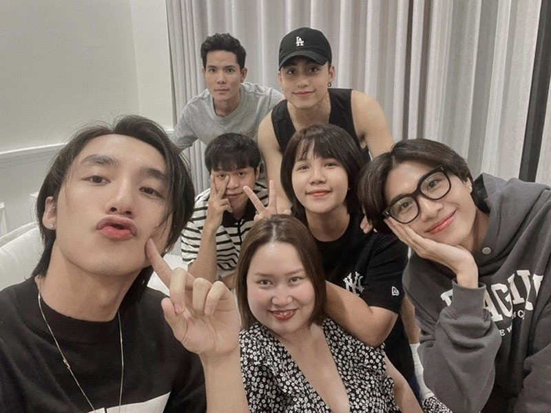 Trước khi gia nhập showbiz, Việt Hoàng theo học trường Đại học Hutech, TP.HCM.