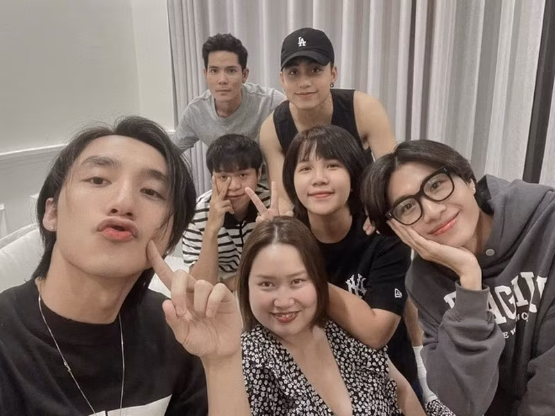 Trước khi gia nhập showbiz, Việt Hoàng theo học trường Đại học Hutech, TP.HCM.