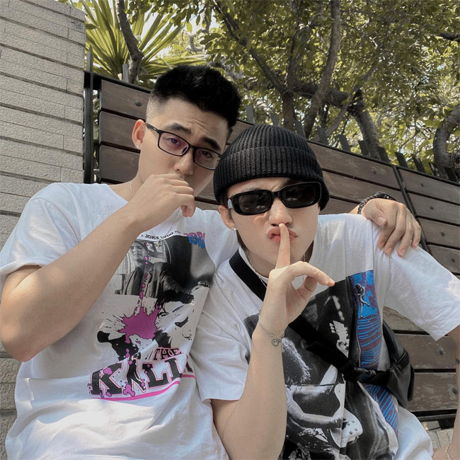 Nhiều người dự đoán, với ngoại hình sáng và giọng ca có tố chất từ lúc còn học phổ thông, Việt Hoàng sẽ nổi đình đám không kém anh trai.