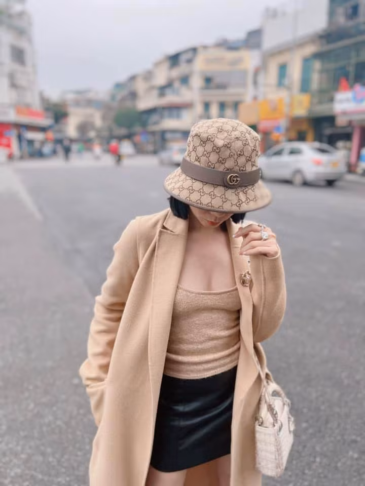 Chiếc áo len cổ trễ bên trong khiến vòng 1 của Lệ Quyên hững hờ, bắt mắt.